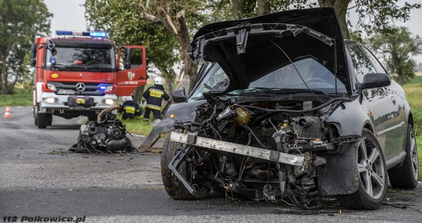 Audi roztrzaskane na drzewie - kierowca walczy o życie